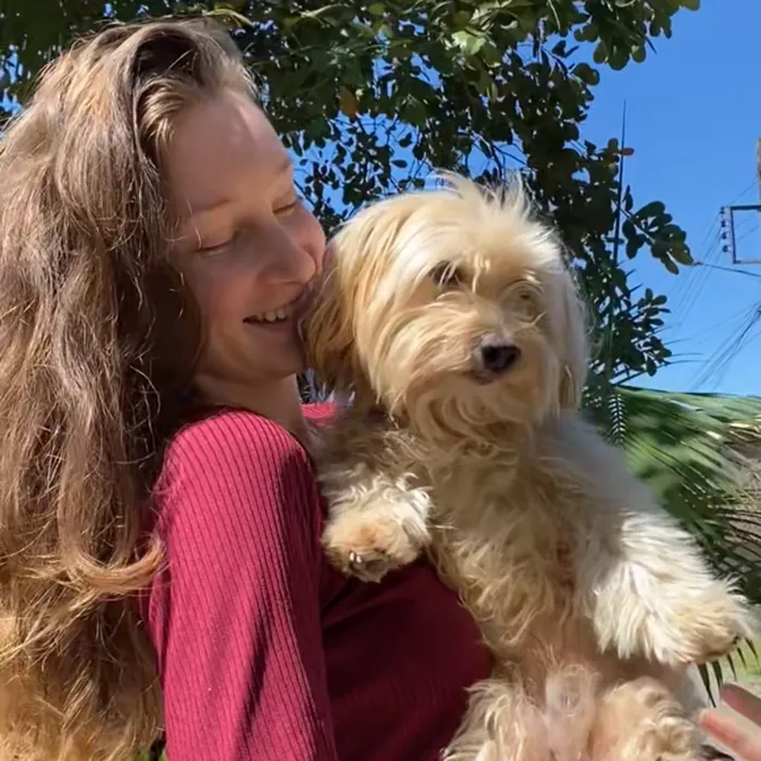 Tutora abrazada a su perro