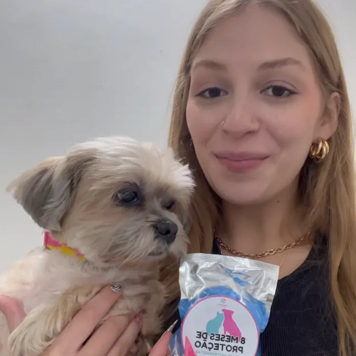 Tutora con su perrita y el collar